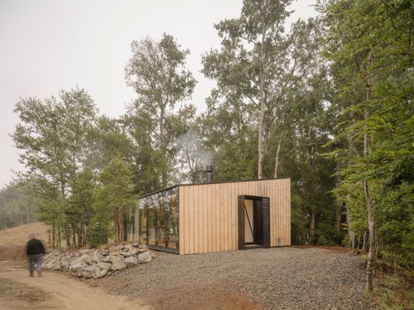 What Makes This 603-Square-Foot Chilean Prefab Cabin Feel So Spacious?