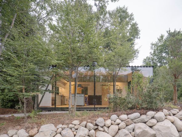 What Makes This 603-Square-Foot Chilean Prefab Cabin Feel So Spacious?