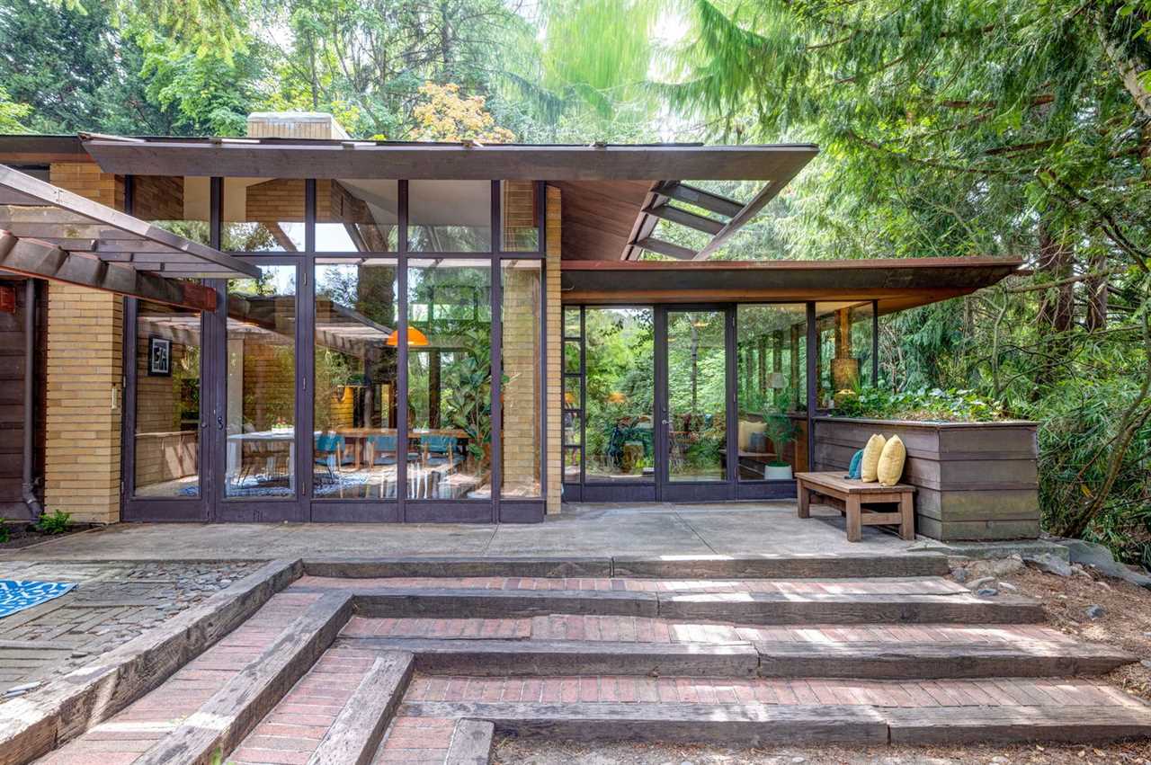 You Can Walk to the Beach From This $1.2M Seattle Midcentury