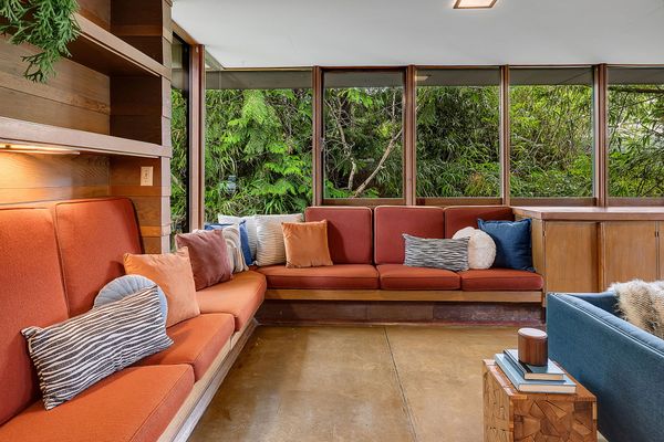 You Can Walk to the Beach From This $1.2M Seattle Midcentury