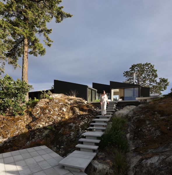 A Pointy, Cantilevered Extension Enhances a ’60s Home on a Rocky Inlet