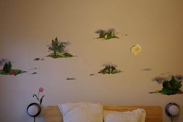 Brooklyn artist Laura Chautin’s mural vignettes help frame the bed.