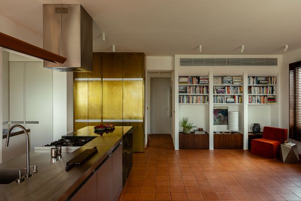 The firm Gurgel D’Alfonso Arquitetura opened the kitchen to the rest of the main living spaces.