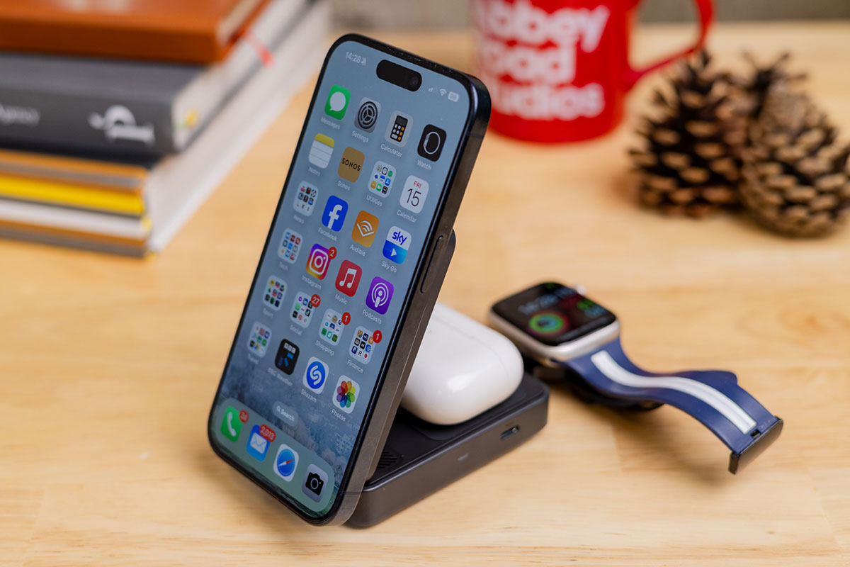Anker MagGo Wireless Charging Station (Foldable 3-in-1) – Compact travel MagSafe charger