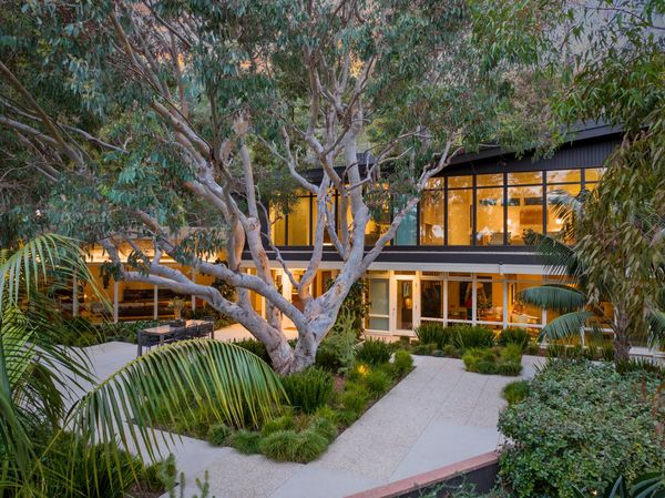 In Brentwood, a Restored 1951 Post-and-Beam Midcentury Asks $9.4M