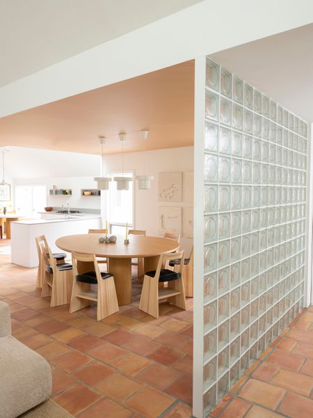 Soft Brutalism Meets the ’80s at This Renovated Hamptons House