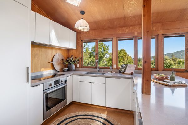 The kitchen is now home to Bosch & Miele appliances.