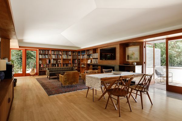 Designed for Caltech professor Graham Laing and his wife, not only as a home but also as a suitable space for him to lecture 25-30 students and store volumes of books.