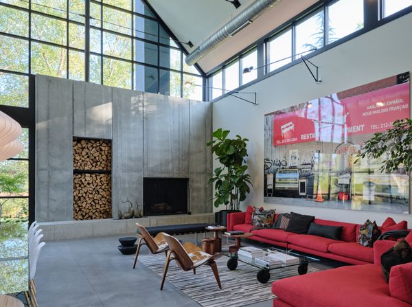 A Glass Barn in Pennsylvania Frames Nature Like Art