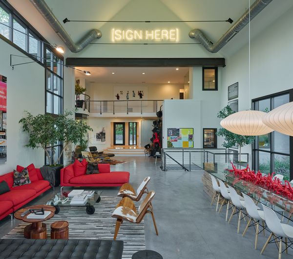 A Glass Barn in Pennsylvania Frames Nature Like Art