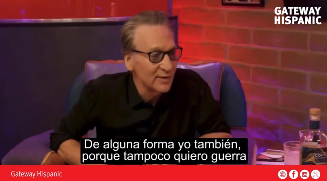 Bill Maher discussing his views on war in a casual setting, with subtitles in Spanish, highlighting his perspective on conflict resolution.