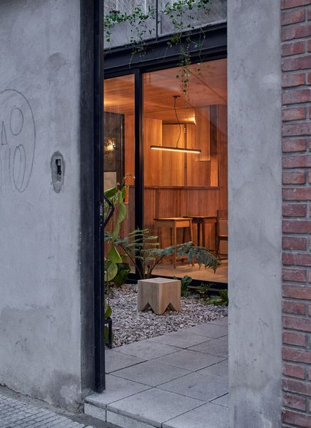 In Buenos Aires, architecture firm La Base partnered with modular builder Place to experiment with a hybrid construction method on a small home.