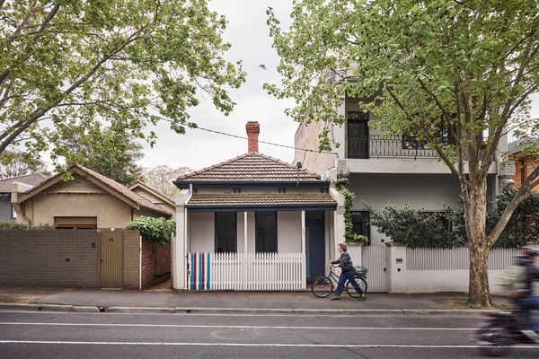 You’d Never Guess This Quiet-Looking Australian Home Has a Soaring Living Space