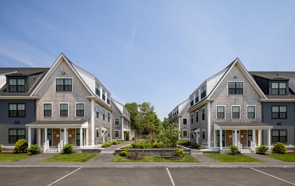 Sea Captains’ Row, located in Hyannis, Massachusetts, was built using modular building techniques, but was, according to Union Studio Architects, meant to capture 