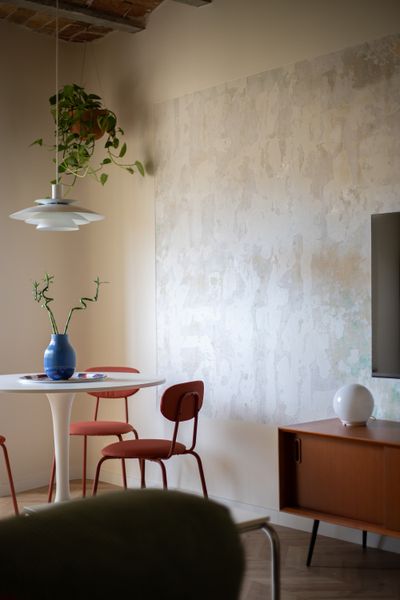 Curves and Bauhaus-Inspired Colors Freshen Up a 560-Square-Foot Barcelona Apartment