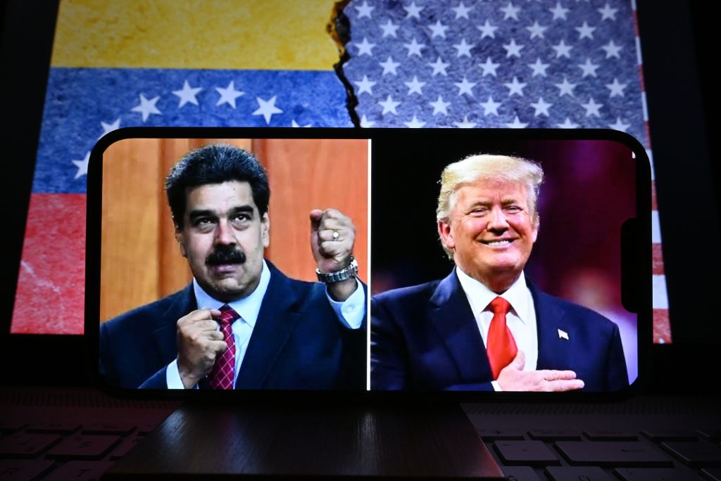 Image of Nicolas Maduro and Donald Trump side by side, highlighting political contrasts against a backdrop of the Venezuelan and American flags.