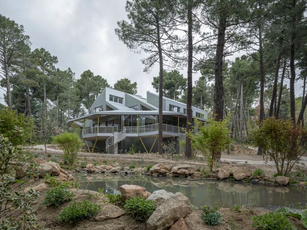 <span style="font-family: Theinhardt, -apple-system, BlinkMacSystemFont, "Segoe UI", Roboto, Oxygen-Sans, Ubuntu, Cantarell, "Helvetica Neue", sans-serif;">The pond collects gray water from the home, helping it create an alliance with nature. </span><span style="font-family: Theinhardt, -apple-system, BlinkMacSystemFont, "Segoe UI", Roboto, Oxygen-Sans, Ubuntu, Cantarell, "Helvetica Neue", sans-serif;">