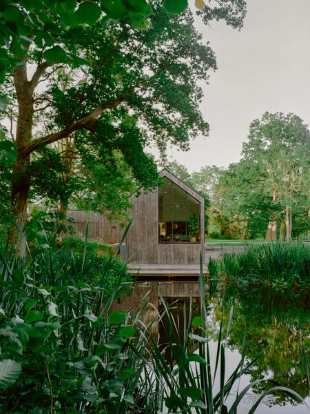 The Roof of This Barnlike U.K. Home Takes a Surprising Turn