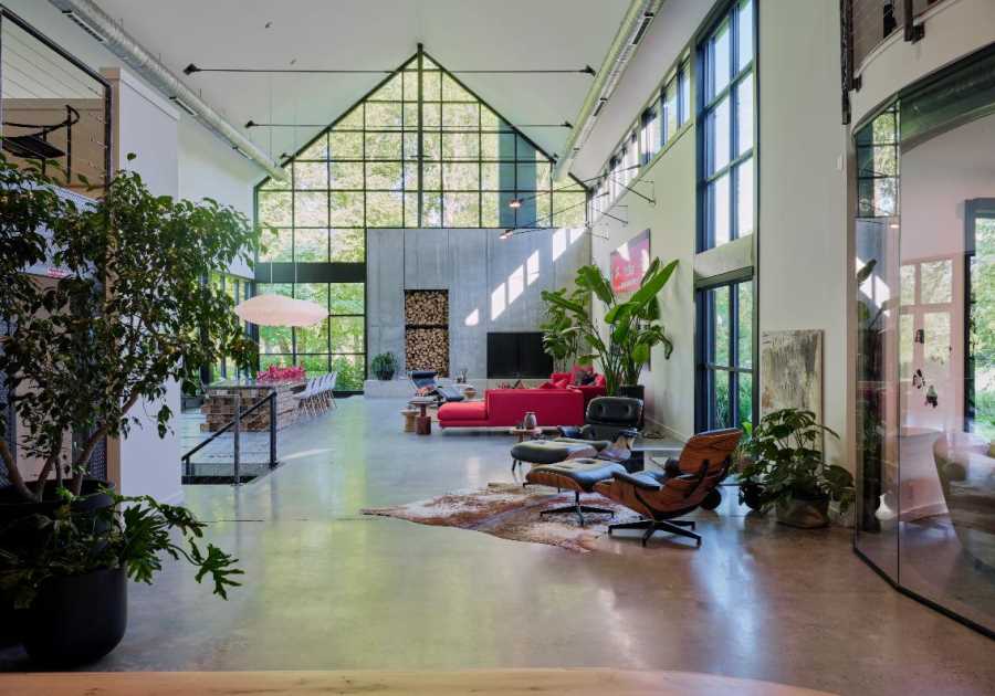 A Glass Barn in Pennsylvania Frames Nature Like Art