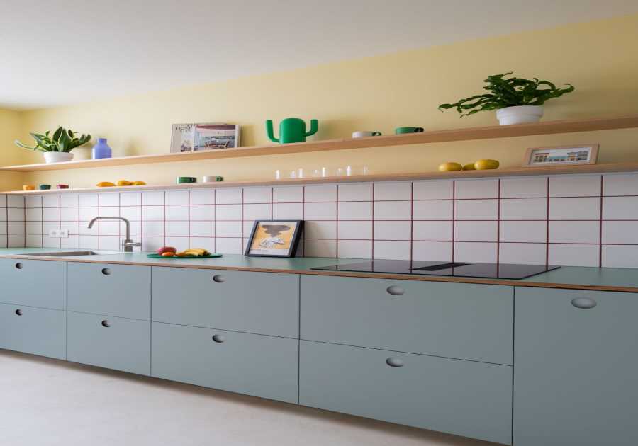 Curves and Bauhaus-Inspired Colors Freshen Up a 560-Square-Foot Barcelona Apartment