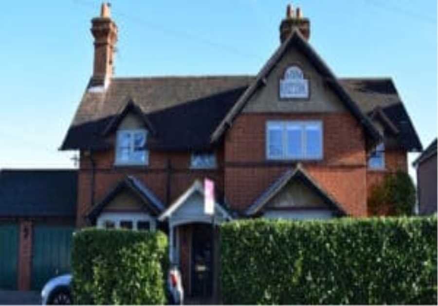 Budget uncertainty forces home movers to pause plans, Rightmove finds