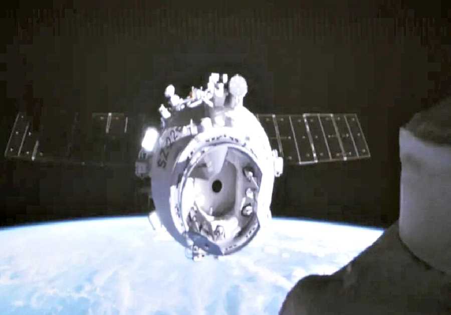 Chinese Space Agency Successfully Sends Uncrewed Shenzhou 22 to Tiangong Station to Bring the Three Stranded Astronauts Back to Earth (VIDEOS)