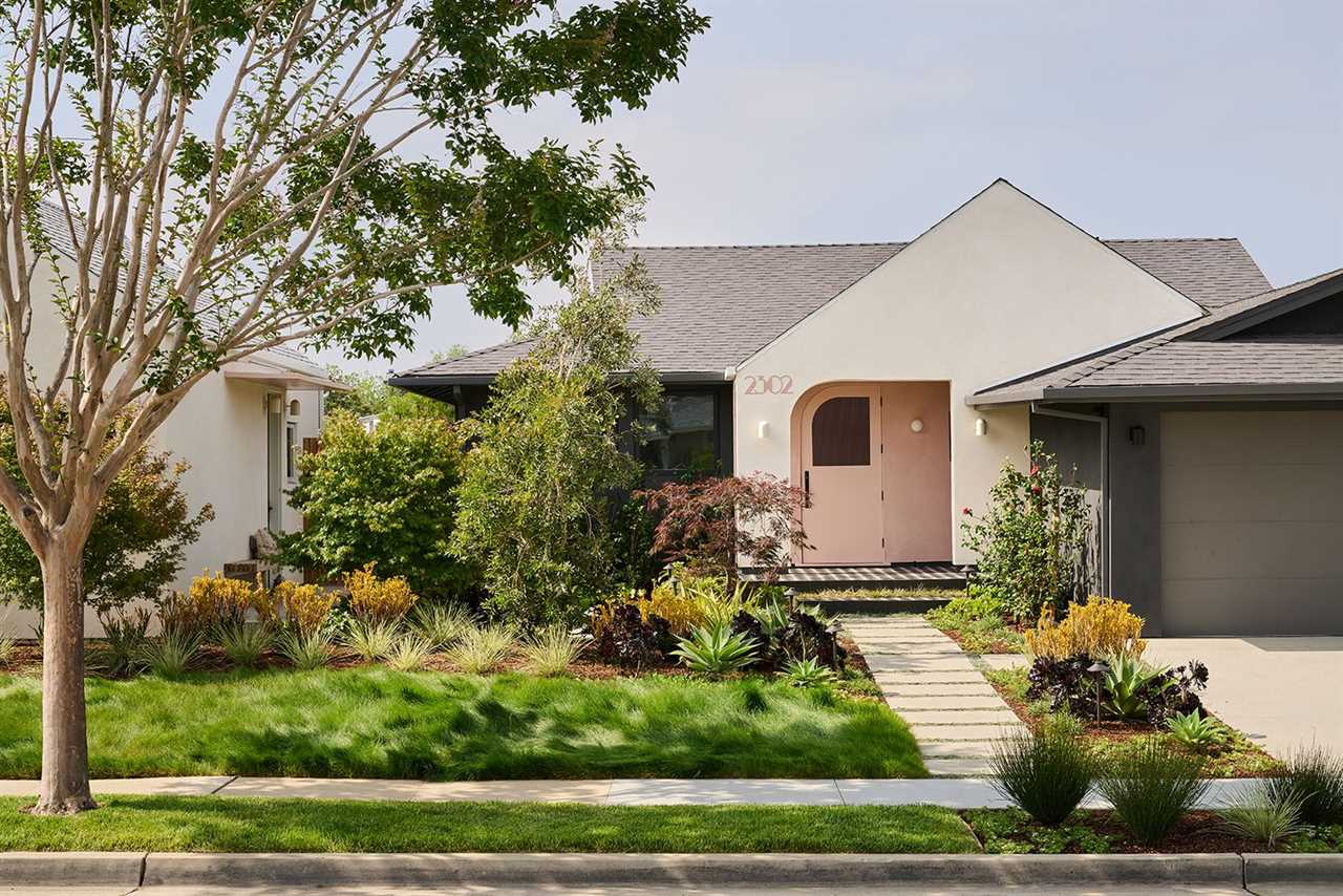 A Half-Arch Motif Merges an L.A. Renovation With Its New ADU