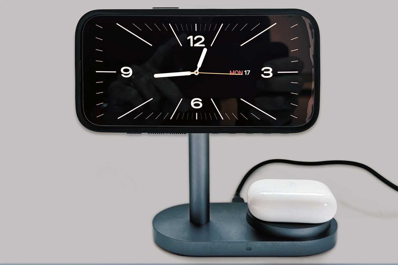 Aukey MagFusion 2X charging front