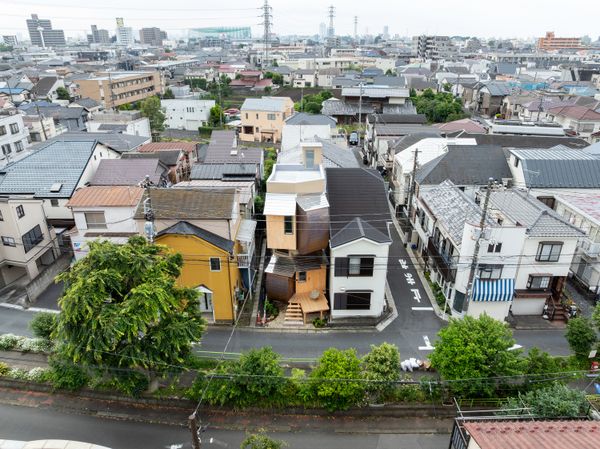 In Tokyo, Curved Copper Volumes and Hinoki Wood Boxes Build This Home Up, Not Out