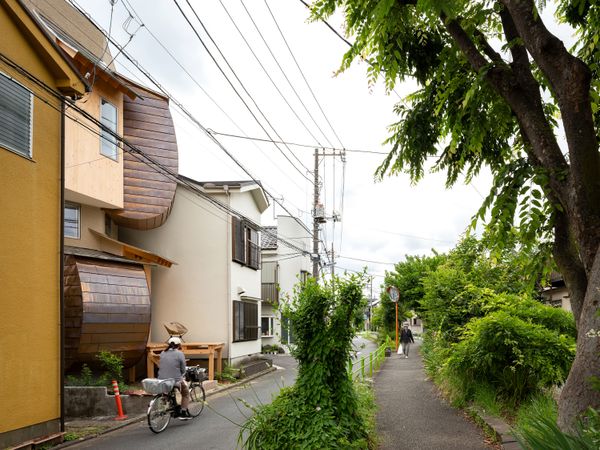 In Tokyo, Curved Copper Volumes and Hinoki Wood Boxes Build This Home Up, Not Out