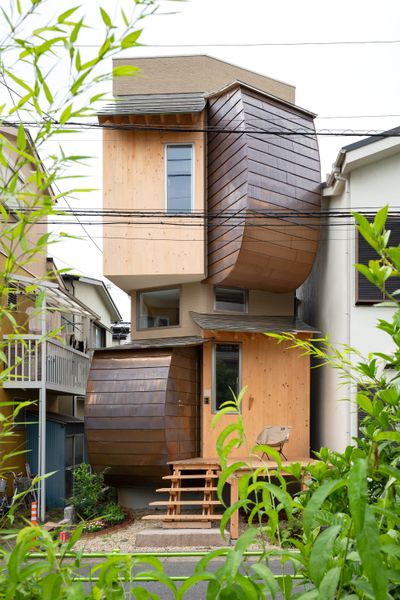 In Tokyo, Curved Copper Volumes and Hinoki Wood Boxes Build This Home Up, Not Out