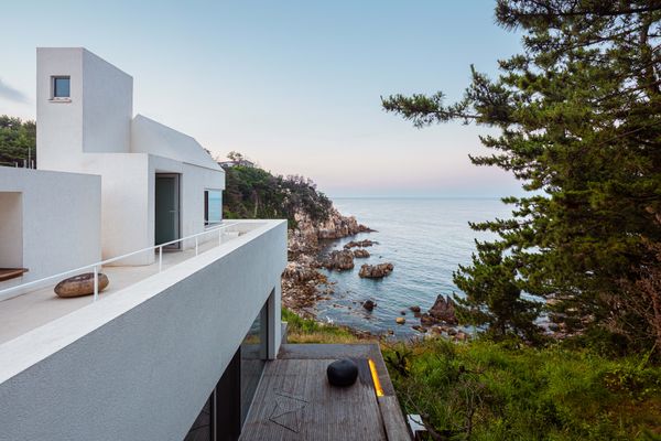 The ground-floor study, the living room on the second floor, and the dining room above are all oriented toward the sea.