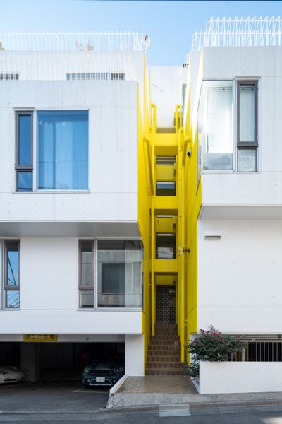 A Wavy Wall Mellows Out the Strict Grid of This ’70s Tokyo Apartment