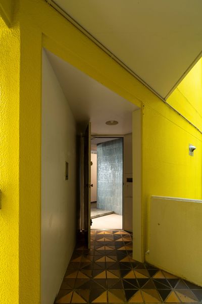 A Wavy Wall Mellows Out the Strict Grid of This ’70s Tokyo Apartment