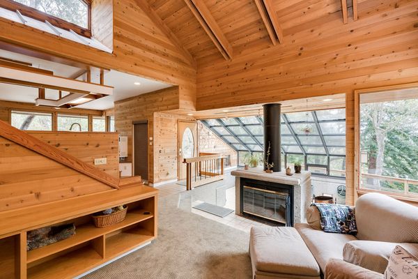 Architect James H. Maul used passive solar design strategies to create comfortable, energy-efficient interiors.
