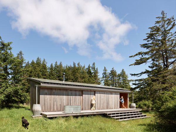 <span style="font-family: Theinhardt, -apple-system, BlinkMacSystemFont, "Segoe UI", Roboto, Oxygen-Sans, Ubuntu, Cantarell, "Helvetica Neue", sans-serif;">Rolling screen doors along the south elevation protect the cabin from storms, UV exposure, and wildlife. </span>