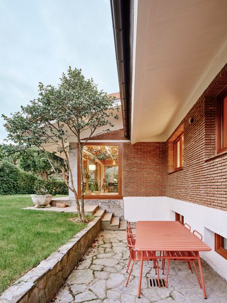 Sunken Spaces—and Some Sharp Edges—Reorganize This ’70s Spanish Home