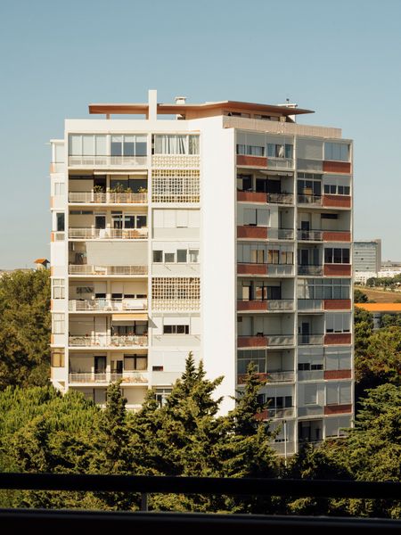 Nova Oeiras is not a gated community: anyone can wander through its parks, towers, and blocks. From the beginning, it was conceived with a central café and supermarket, and over time it has added other amenities like public tennis courts. Now protected patrimony, the complex’s facades and landscapes, luckily, can’t be changed.