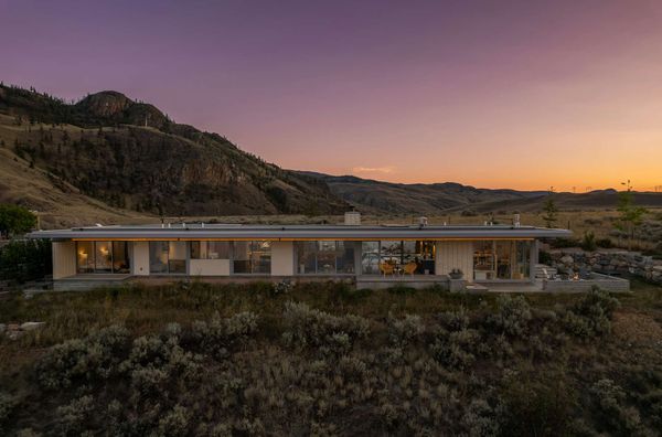 The 1,600-square-foot house where Calum Srigley and his wife, Kathie, live in Savona, British Columbia, has a low-slung profile inspired by midcentury homes in Palm Springs.