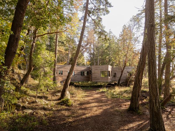 Sandblasted Cedar Blocks Finish This Island Home in British Columbia