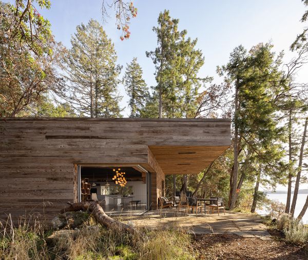 Sandblasted Cedar Blocks Finish This Island Home in British Columbia