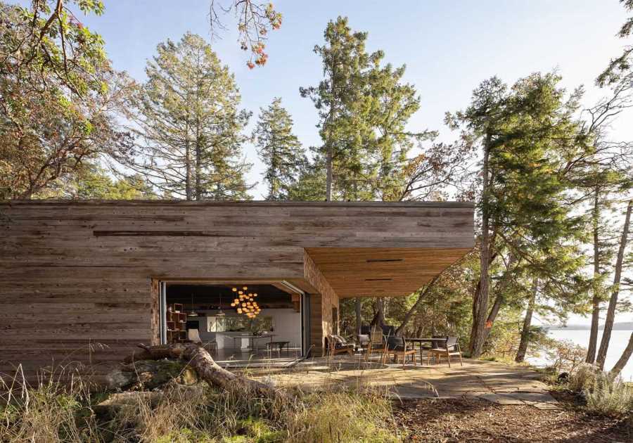 Sandblasted Cedar Blocks Finish This Island Home in British Columbia