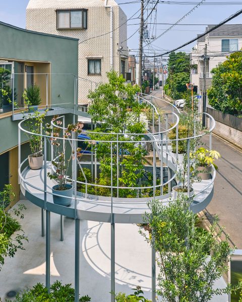 A Curvy Catwalk Dotted With Plants Buffers a Tokyo Home From the Street