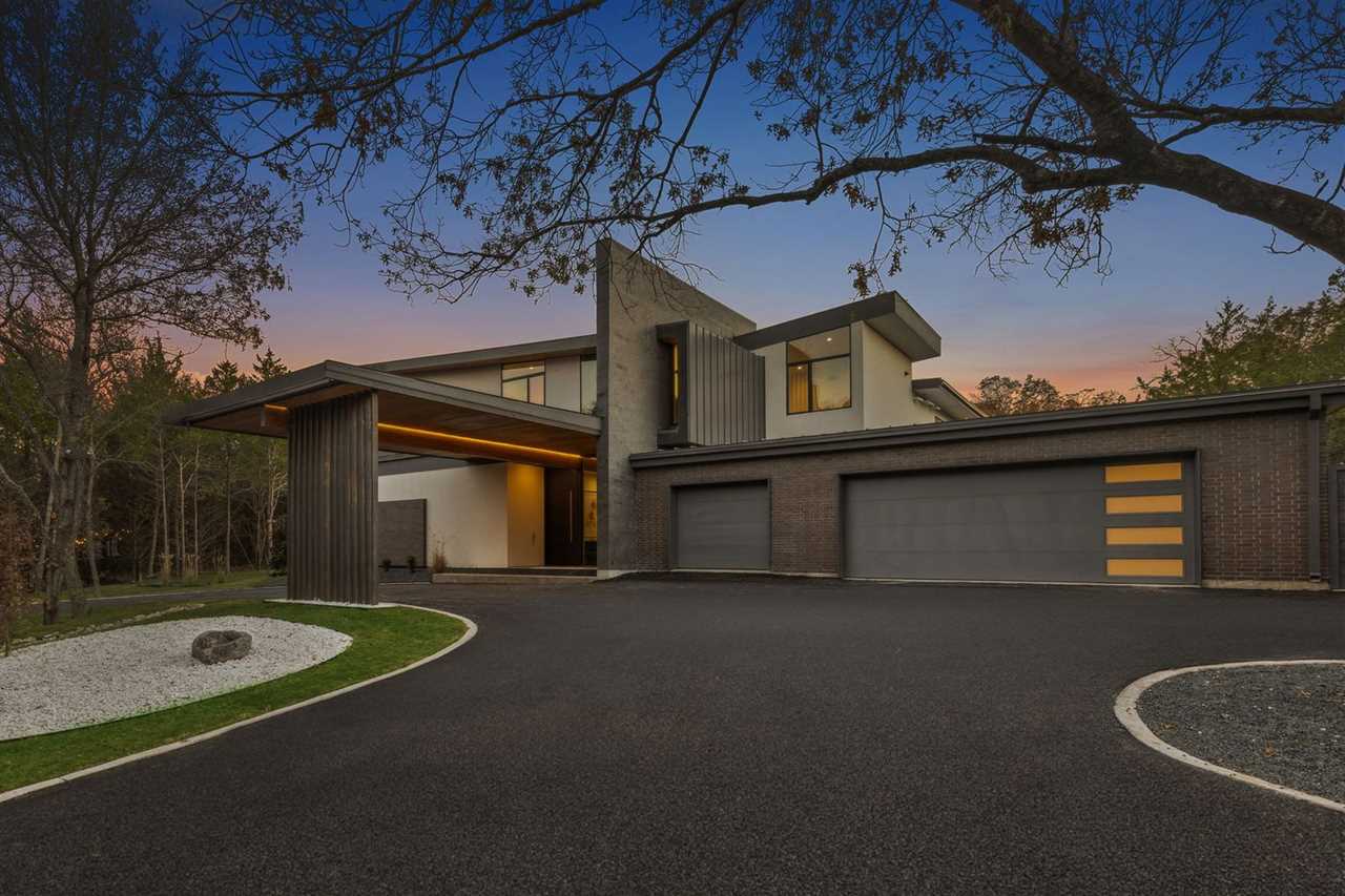 The Drive to This $5M Home in the Dallas Suburbs Was Designed to Help You Unwind