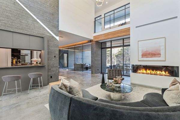 The Drive to This $5M Home in the Dallas Suburbs Was Designed to Help You Unwind