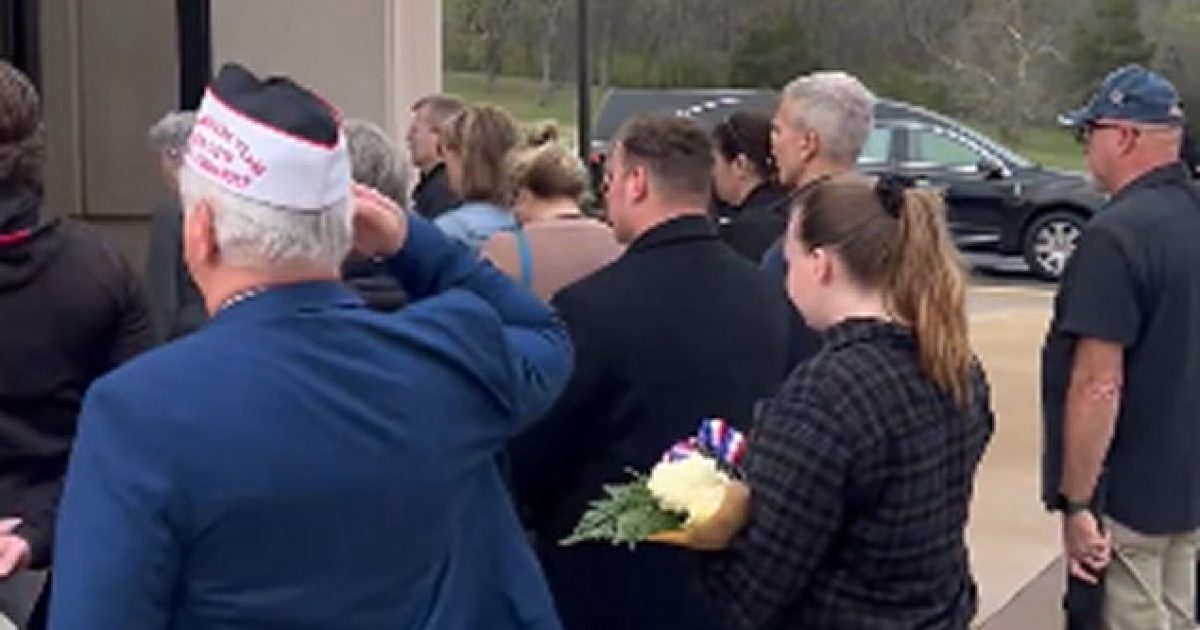 AMERICA: Hundreds of Strangers Show up for Funeral of Navy Veteran in Tennessee With No Known Living Relatives (VIDEO)