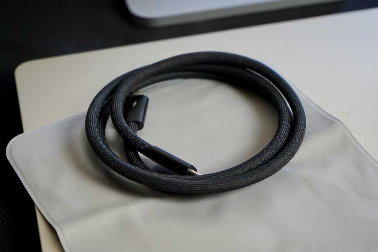 Pro Display XDR cloth and cable