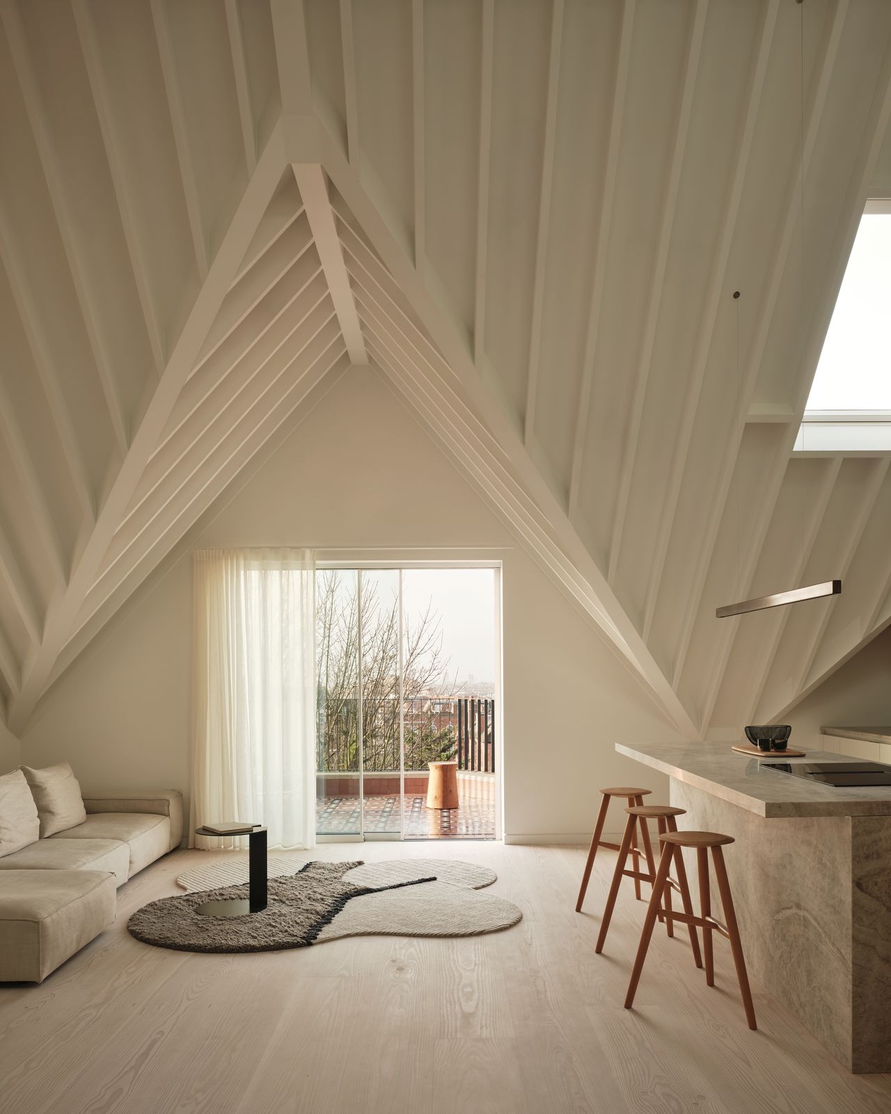 A Sculptural Ceiling Brings Oscar-Worthy Levels of Drama to This Reworked London Flat