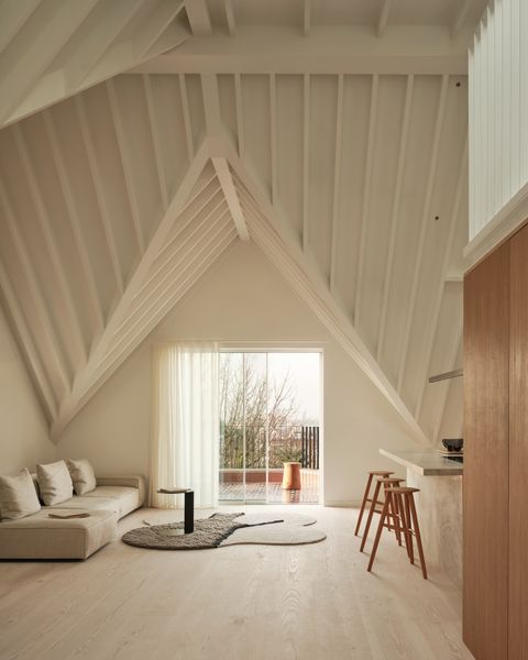 A Sculptural Ceiling Brings Oscar-Worthy Levels of Drama to This Reworked London Flat