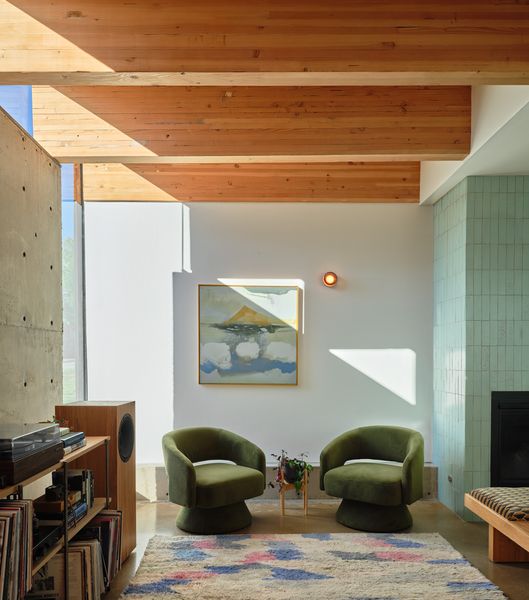 Wooden beams running from exterior to interior act as stylish yet functional load bearing elements that draw in daylight and warm up the room.